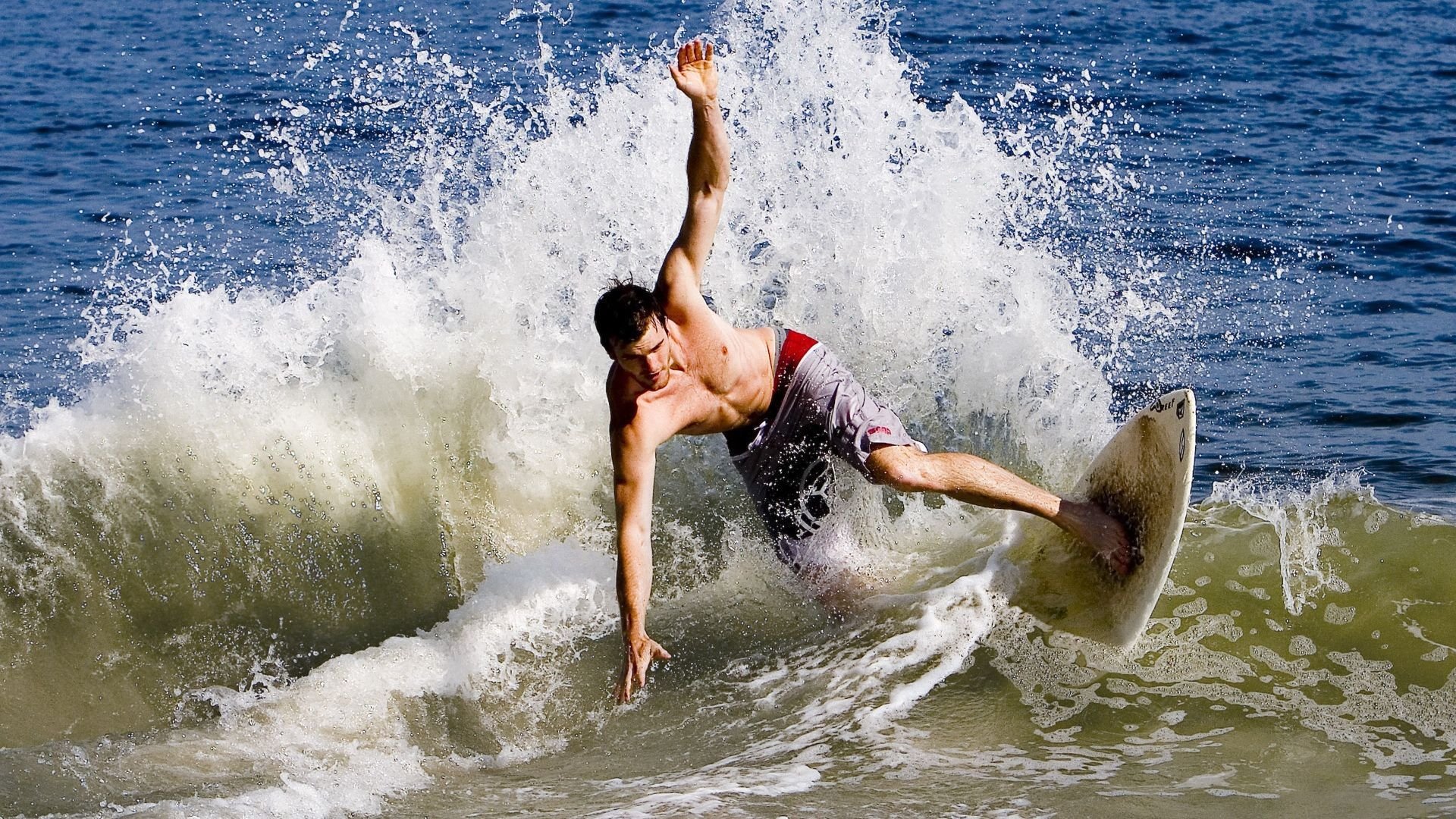 伊朗男足在巴黎奥运会上展现出强大的团队协作能力，伊朗足球运动员