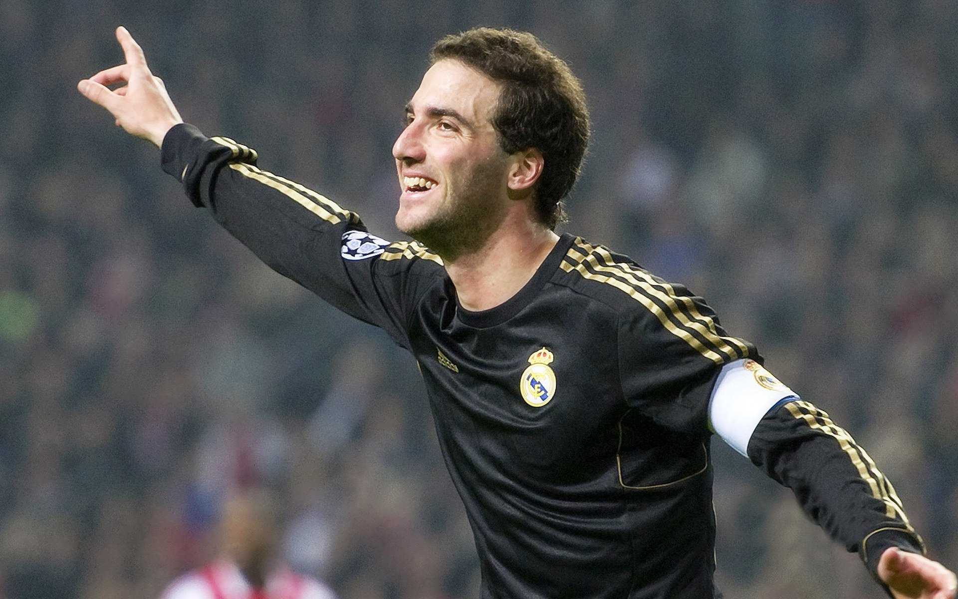 西班牙马术代表队在亚洲马术锦标赛中获得团体金牌，展现国际竞争力。